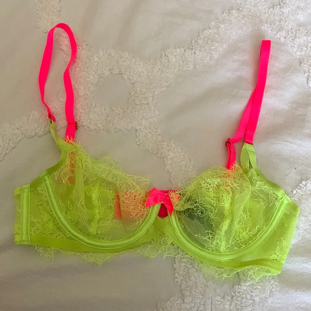 Neon bra! - Picture 1 of 2